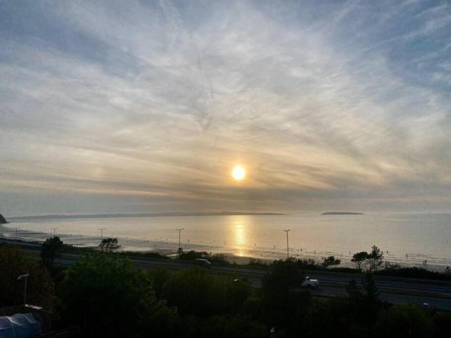 Lovely New 2 Bedroom Condo With Stunning Seaviews Penmaen-mawr Kültér fotó
