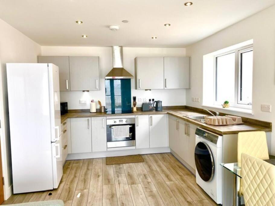 Lovely New 2 Bedroom Condo With Stunning Seaviews Penmaen-mawr Kültér fotó
