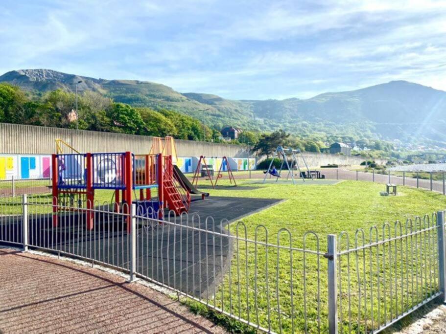 Lovely New 2 Bedroom Condo With Stunning Seaviews Penmaen-mawr Kültér fotó