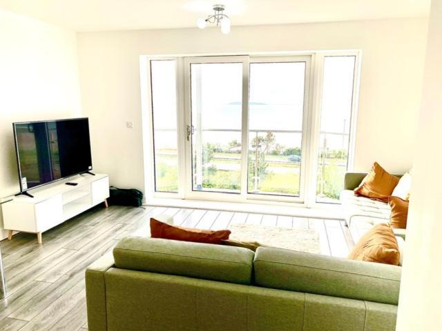 Lovely New 2 Bedroom Condo With Stunning Seaviews Penmaen-mawr Kültér fotó