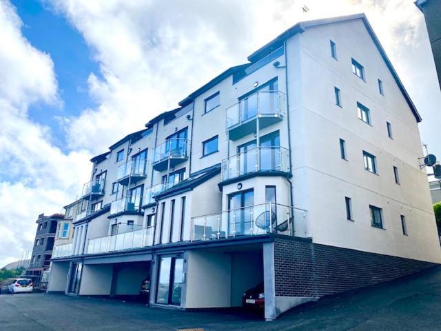 Lovely New 2 Bedroom Condo With Stunning Seaviews Penmaen-mawr Kültér fotó
