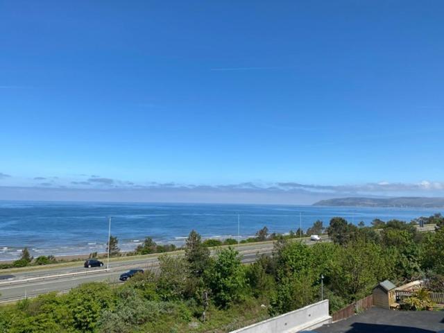 Lovely New 2 Bedroom Condo With Stunning Seaviews Penmaen-mawr Kültér fotó