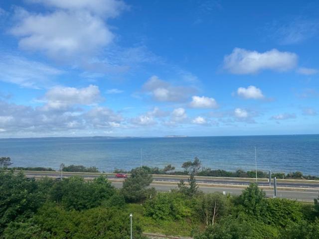 Lovely New 2 Bedroom Condo With Stunning Seaviews Penmaen-mawr Kültér fotó