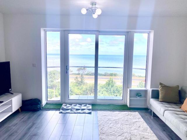 Lovely New 2 Bedroom Condo With Stunning Seaviews Penmaen-mawr Kültér fotó