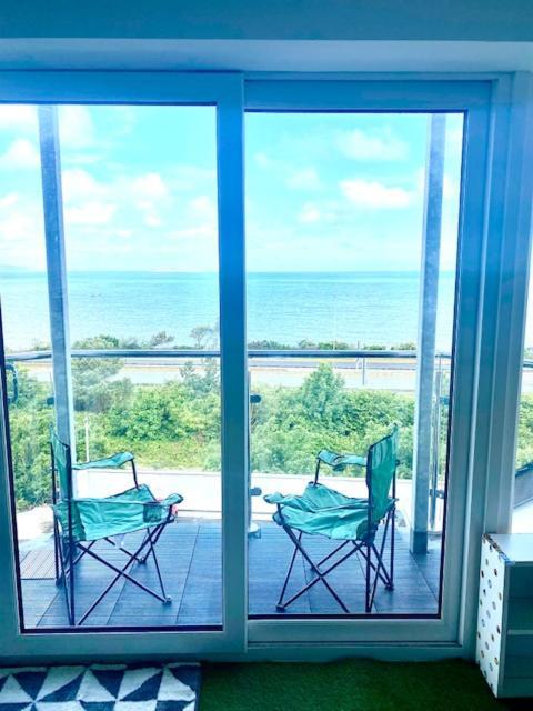 Lovely New 2 Bedroom Condo With Stunning Seaviews Penmaen-mawr Kültér fotó