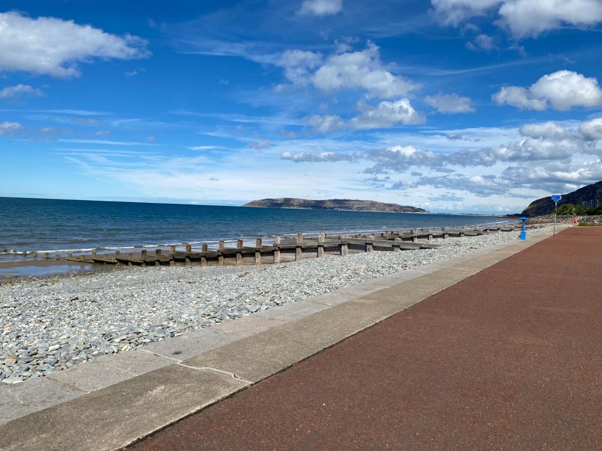 Lovely New 2 Bedroom Condo With Stunning Seaviews Penmaen-mawr Kültér fotó