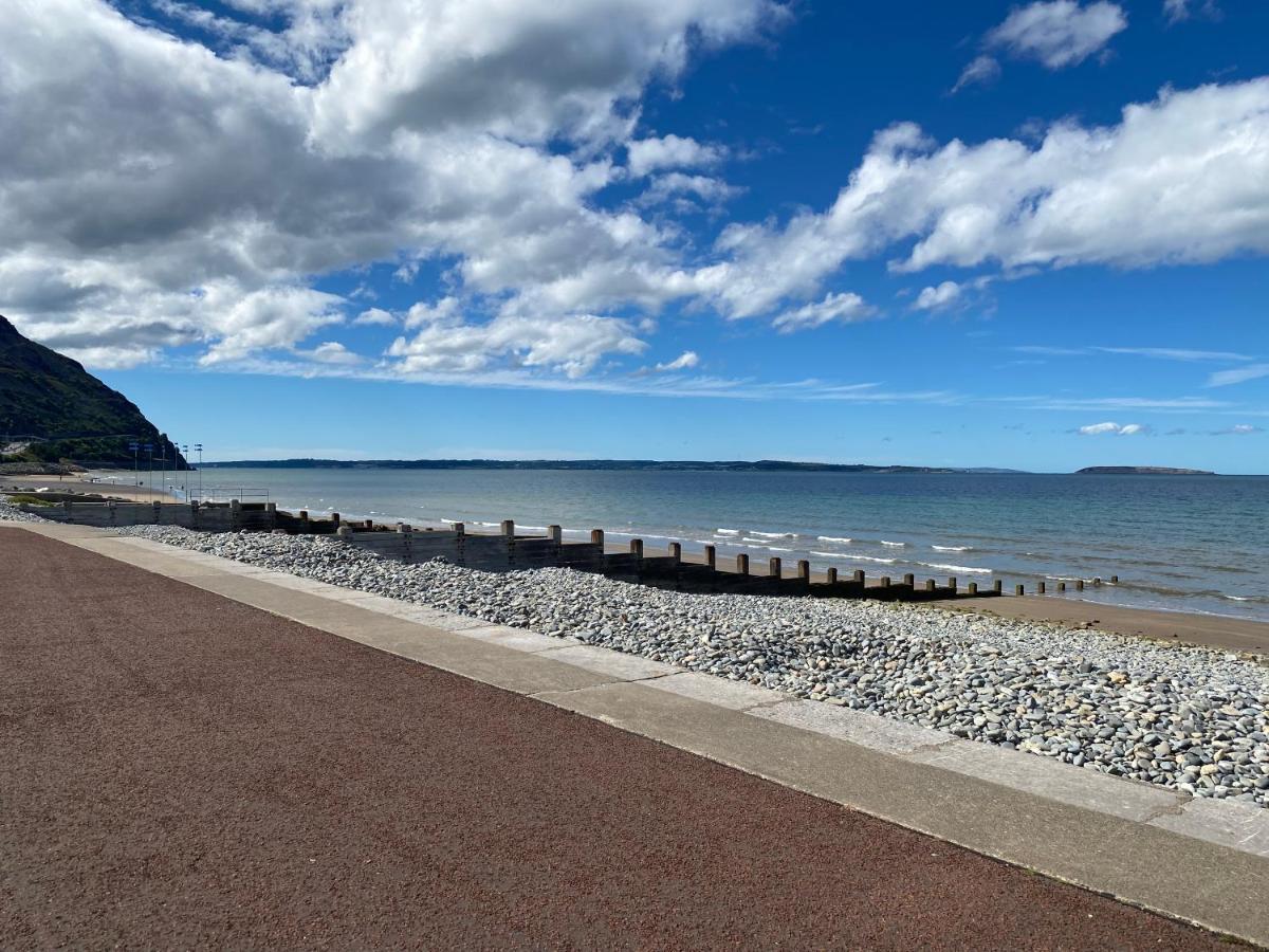 Lovely New 2 Bedroom Condo With Stunning Seaviews Penmaen-mawr Kültér fotó