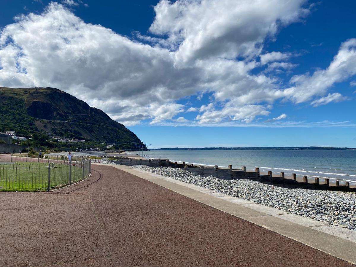 Lovely New 2 Bedroom Condo With Stunning Seaviews Penmaen-mawr Kültér fotó