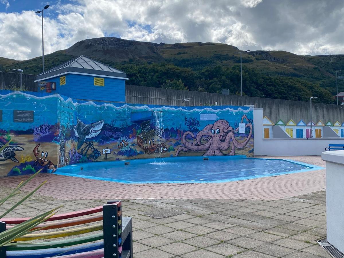 Lovely New 2 Bedroom Condo With Stunning Seaviews Penmaen-mawr Kültér fotó