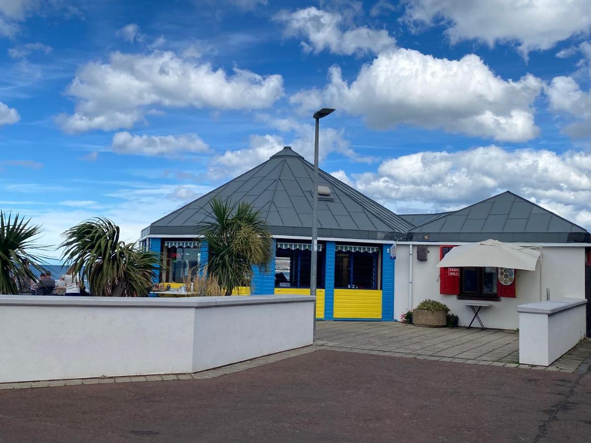 Lovely New 2 Bedroom Condo With Stunning Seaviews Penmaen-mawr Kültér fotó