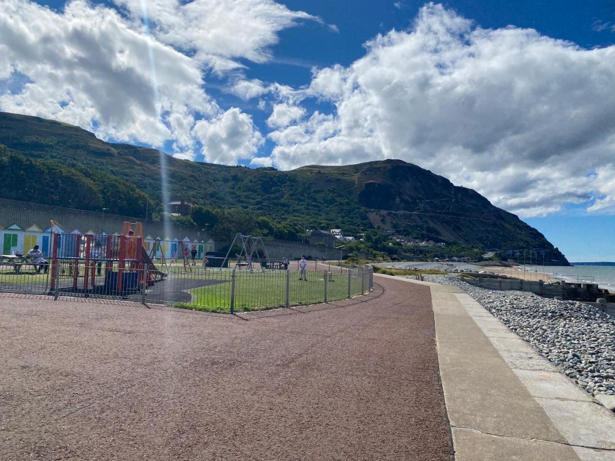 Lovely New 2 Bedroom Condo With Stunning Seaviews Penmaen-mawr Kültér fotó