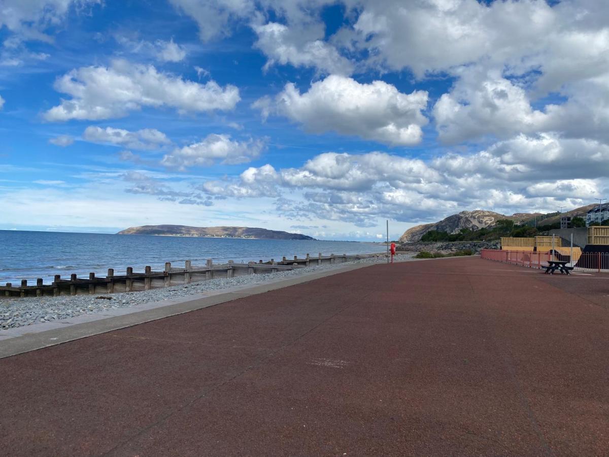 Lovely New 2 Bedroom Condo With Stunning Seaviews Penmaen-mawr Kültér fotó