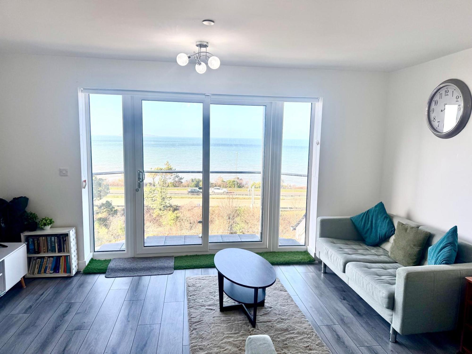 Lovely New 2 Bedroom Condo With Stunning Seaviews Penmaen-mawr Kültér fotó
