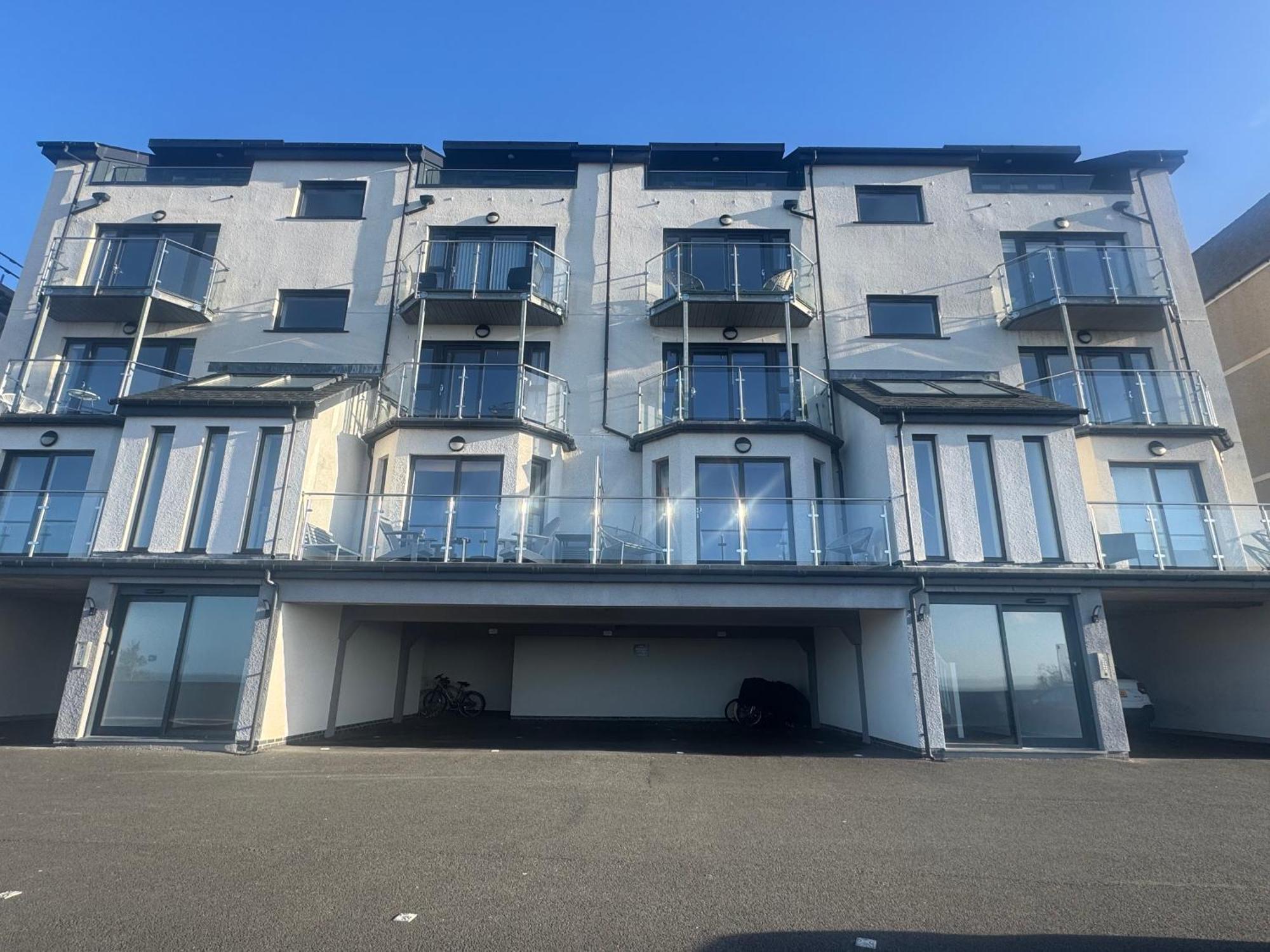 Lovely New 2 Bedroom Condo With Stunning Seaviews Penmaen-mawr Kültér fotó